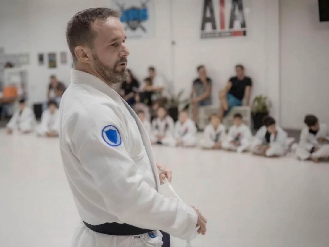Professor Airton Andrade dando aula para a turma kids