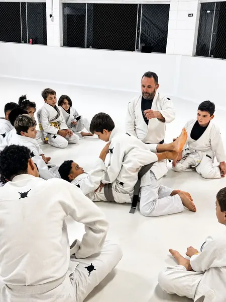Professor Airton ensinando a turma Kids no tatame