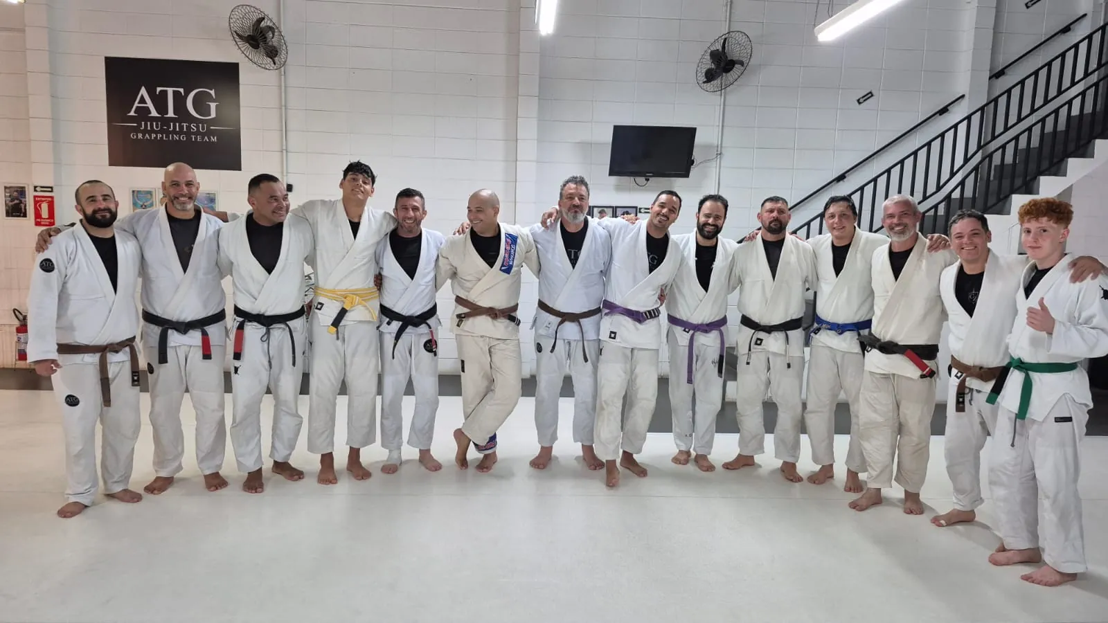 Equipe adulta da ATG Jiu-Jitsu Itatiba, faixas coloridas e pretas