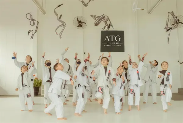 Crianças da turma Kids jogando a faixa pro alto