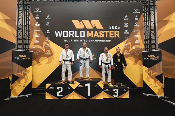 Professor Airton no pódio do Mundial Master IBJJF 2025