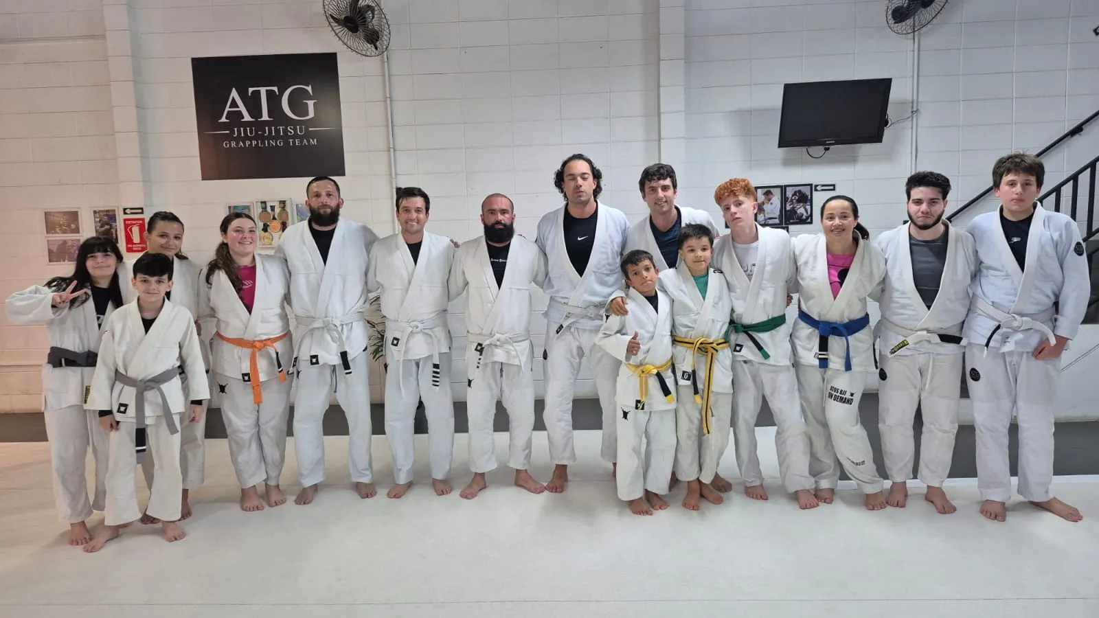 Turma de iniciantes da ATG Jiu-Jitsu Itatiba, faixas brancas no tatame